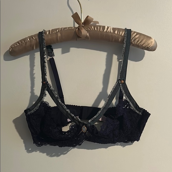 Elegant Black Lace Bra - Picture 1 of 4